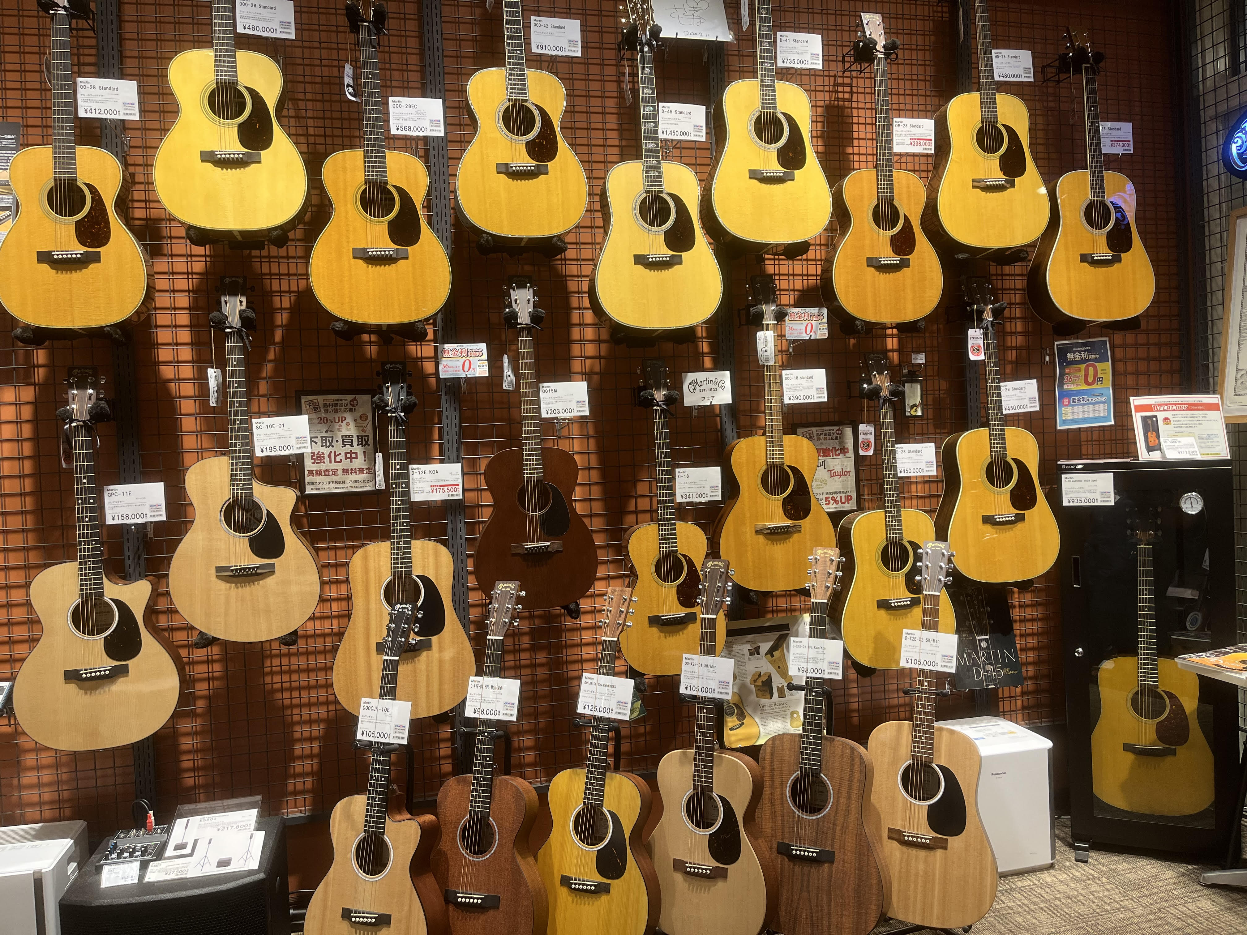 こんにちは!アコースティックギター担当の瀬口です!島村楽器イオンモール幕張店で、Martinギターフェアを行います! 今だけストラップや、カポ等のプレゼントもございます! 是非店頭にてお問い合わせください!