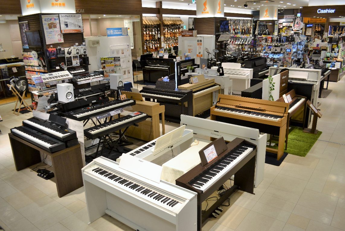 *電子ピアノを選ぶなら幕張新都心店にお任せください！ 島村楽器イオンモール幕張新都心店では、ヤマハ・ローランド・カシオ・カワイの電子ピアノを日本最大級37台以上多数展示しております。]] 千葉県はもちろん関東地方で電子ピアノをお探しの方、多数のメーカーを幅広く展示し、一台いちだい弾き比べて頂けます。 […]