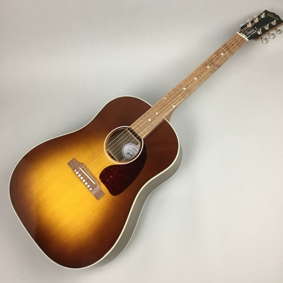ボディのサイド＆バックにウォルナットを使用Gibson J-45 Studio Walnut
