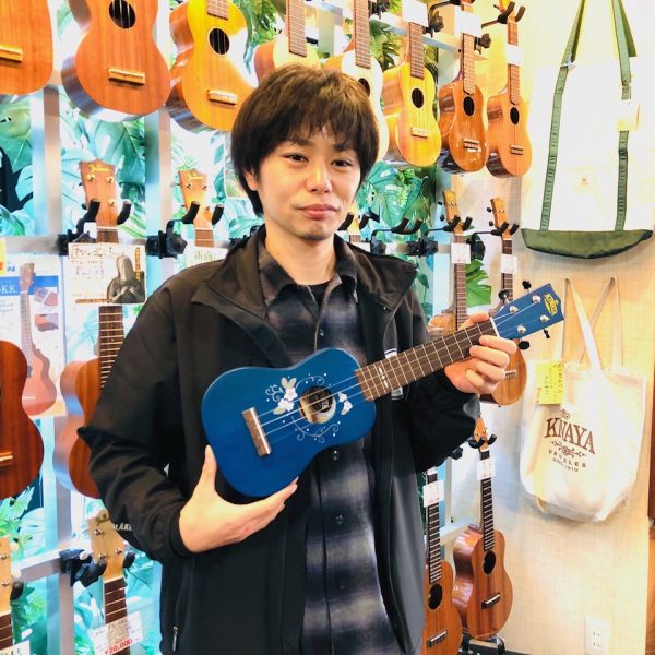 ESPミュージカルアカデミー ギタークラフト科卒業後、<br />
大手楽器店に勤務し、接客販売の基礎を学ぶと同時に、<br />
各種楽器リペアの技術を学ぶ。<br />
現在はキワヤ商会にて営業部兼、検品部に所属