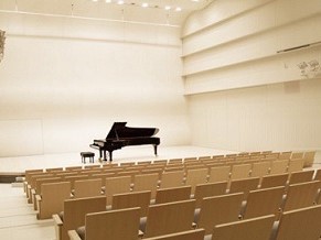 【サロンコンサート】<br />
年に一度音楽ホールで行われる発表会です。ソロやアンサンブルなど多彩なスタイルで演奏を披露していただきます。 