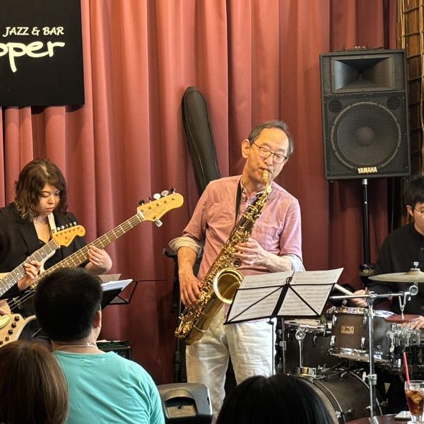 【Saxophone LIVE】<br />
プロのバックバンドで演奏をお楽しみいただけるスペシャルライブです。<br />
生バンドとの演奏は気持ち良いですよ♪