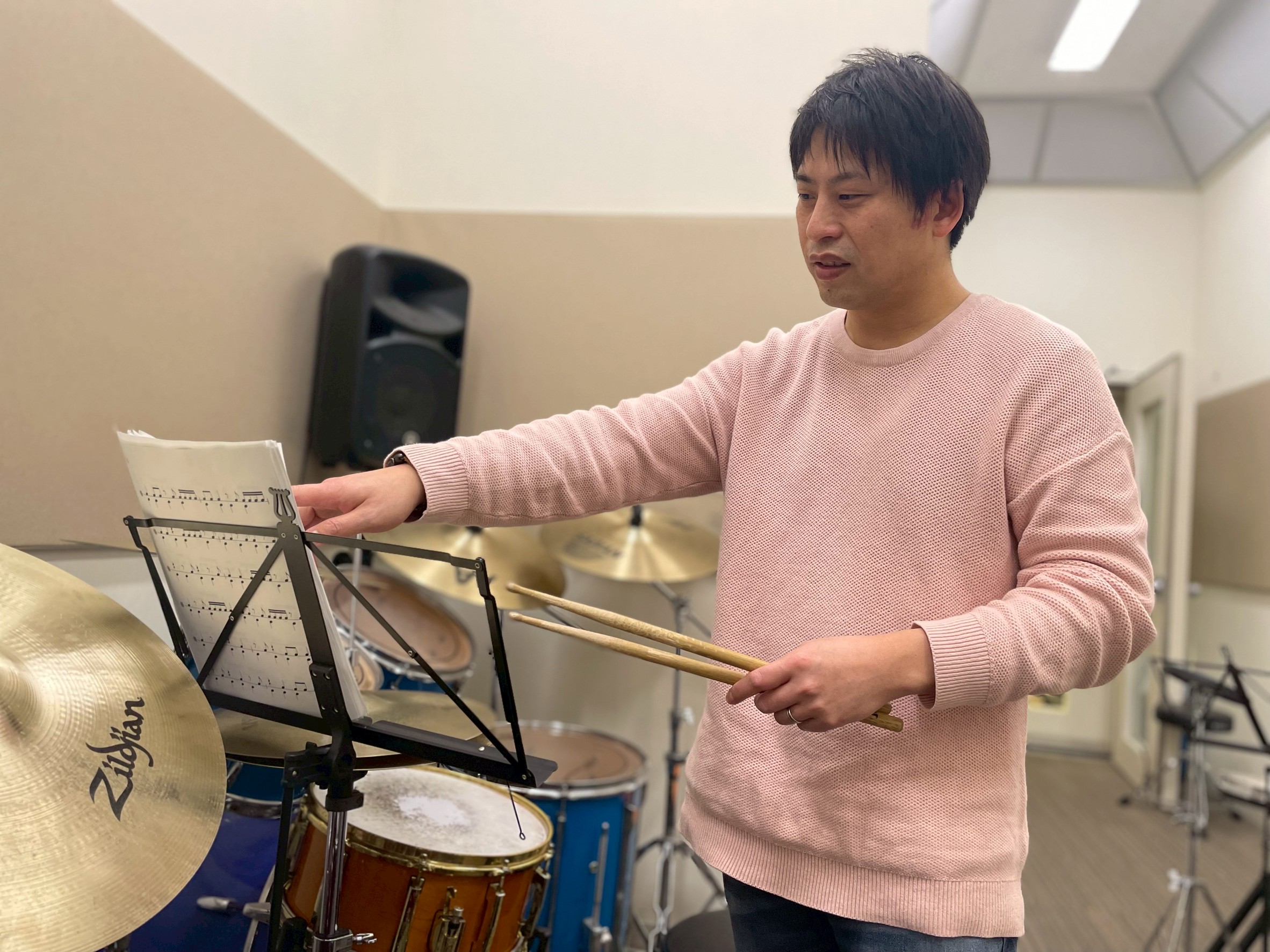 キッズの音楽デビューなら、安心のベテラン講師にお任せください！ 「うちの子、音楽に興味あるみたいだけど、何から始めれば…？」「人見知りだから、レッスンについていけるか心配…」 そんな保護者の皆様へ！お子様の指導経験豊富なベテラン講師が担当するドラム体験会を開催します。音楽の楽しさに触れるだけでなく、 […]