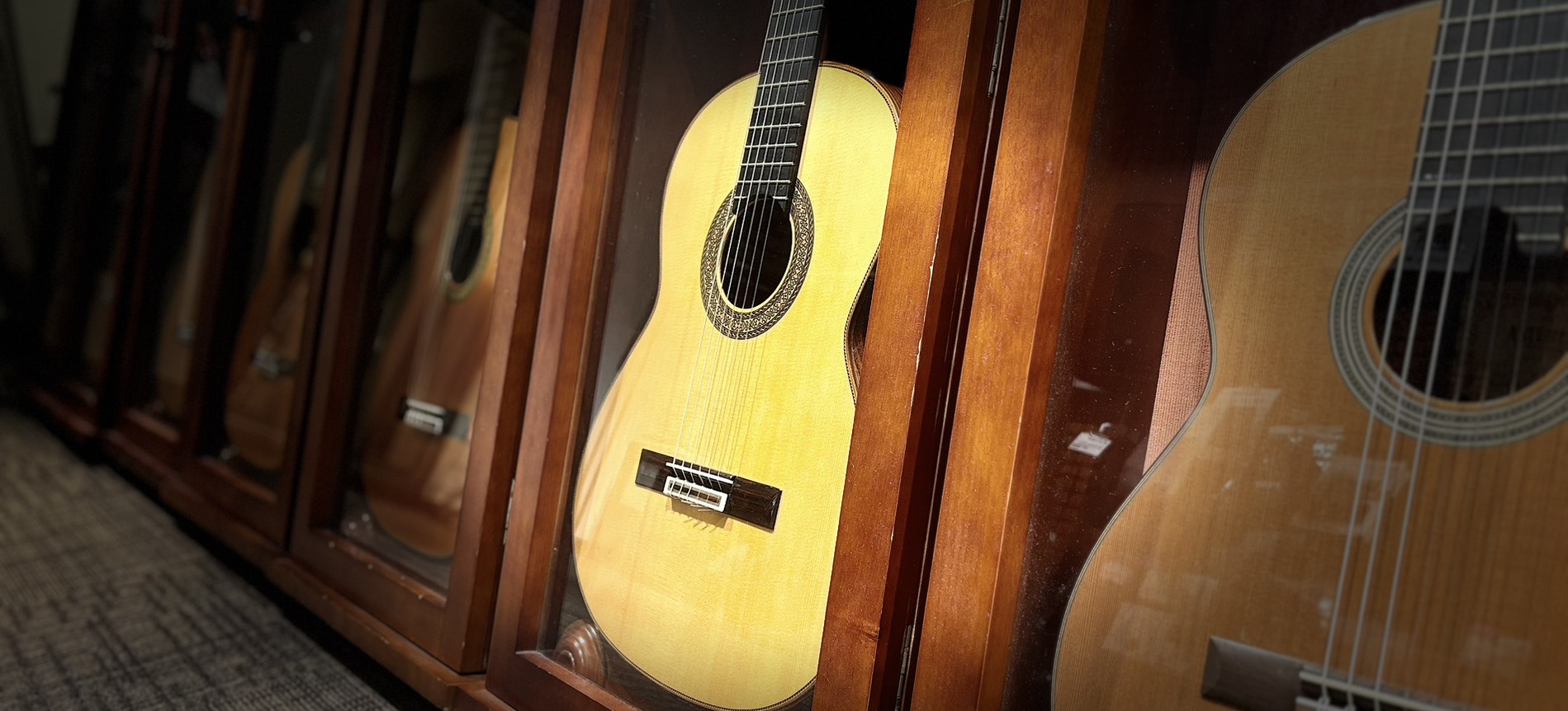 国内を代表するクラシックギター製作家たちによる逸品を集めた国産クラシックギターフェアを11月8日(土)～11月16日(日)までの期間中開催いたします。 今回は定番の人気モデルを中心に、常設展示含め約20本を展示いたします。木のぬくもりと、日本人ならではの繊細な技術から生まれる美しい音色を、ぜひこの機 […]