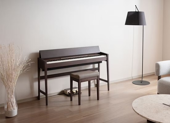 ローランド×カリモク家具〈きよら〉最新モデル「KF-25-KOS」島村楽器限定で登場。2025年11月27日発売開始 「きよら（KIYOLA）」は国内大手家具メーカーの「カリモク家具」とRolandのコラボレーションモデルとして、2015年の発売開始しました。発売から10周年となる2025年、これま […]