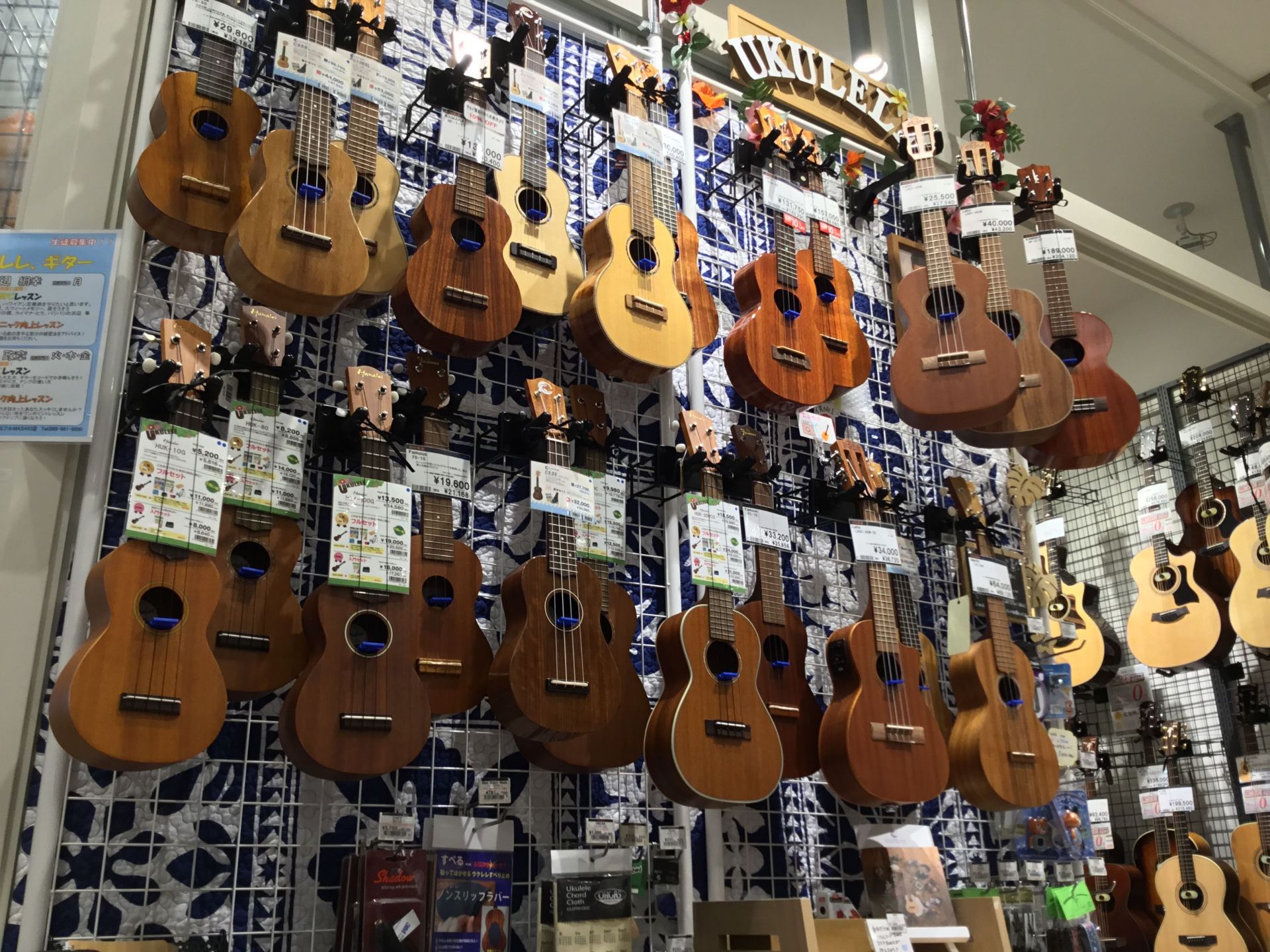 *ウクレレラインナップ♪島村楽器エミフルMASAKI店 愛媛県、松山市周辺にお住まいの皆様こんにちは！島村楽器エミフルMASAKI店ウクレレ担当の大西です(＾＾)♪]] 何か楽器をやってみたいけどどれも難しそうだな、と思っている方におすすめしたいのが、小さくて可愛い楽器ウクレレです。]]ポロロンと軽 […]