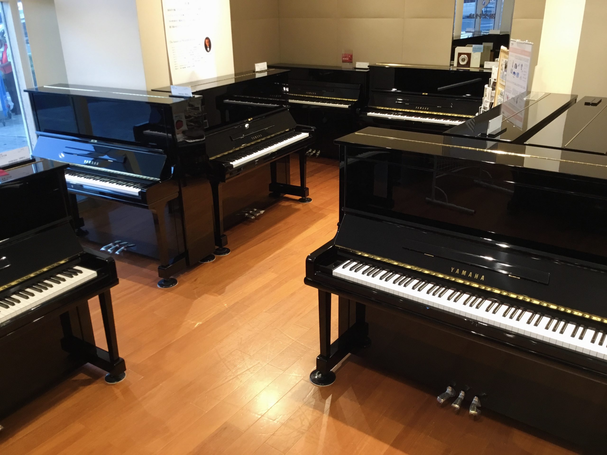 ①グランドピアノ・アップライトピアノの展示総数約30台