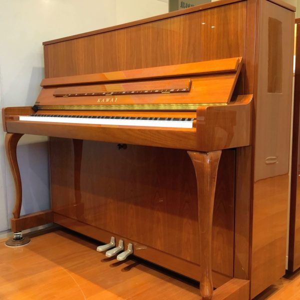 KAWAI　K-300SF（￥980,000）<br />
弱奏から強奏まで幅広く弾き手の表現力を引き出してくれます。<br />
ピアノを習われる方に一番人気の一台です。<br />
高さ×幅×奥行(cm):122×149×61<br />
重さ:227kg