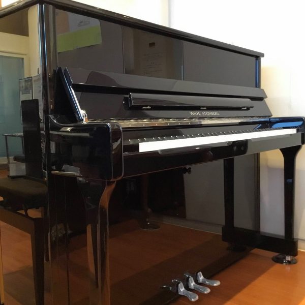 WILH.STEINBERG　AT18DC（￥715,000）<br />
厳選された良質な材料を使用したドイツ設計（中国製造）のピアノ。美しく澄んだ音色が特徴です。<br />
高さ×幅×奥行(cm):118×146×58<br />
重さ:200kg