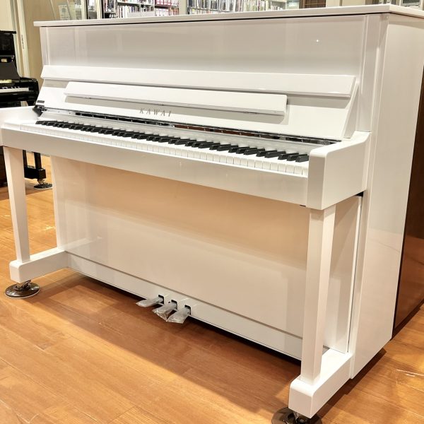 【新品】KAWAI　K-114SX（￥777,000）<br />
華麗でモダンな外装仕上げと、本格的な演奏を同時にお楽しみいただける一台<br />
高さ×幅×奥行(cm):113×150×59<br />
重さ:205kg