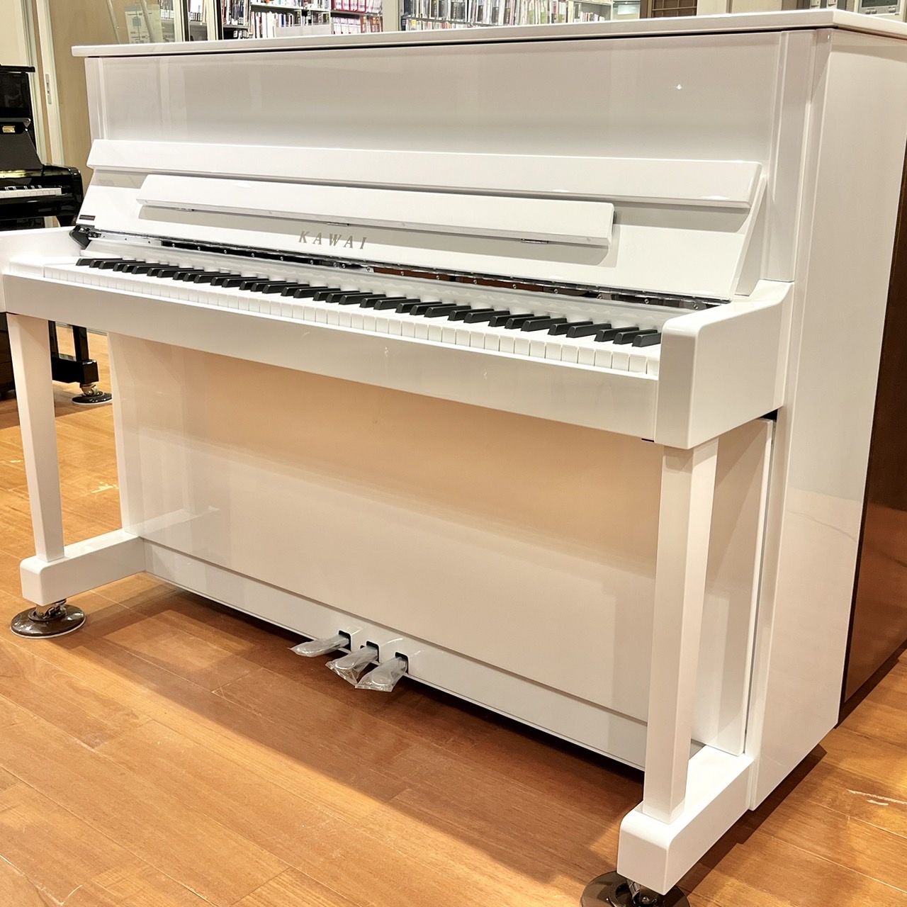 こちらの記事では白いアップライトピアノをご紹介いたします。黒や木目のピアノは多いですが、「白」のピアノは中々見る機会は少ないのではないでしょうか？パッとお部屋が明るくなる白いピアノ。ぜひご検討くださいませ。 【展示中】KAWAI　K-114SX　￥818,000 音色へのこだわり ピアノの音色を左右 […]
