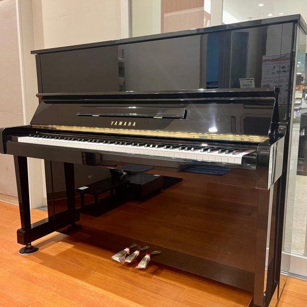 YAMAHA　MC10A（￥451,000）<br />
価格面から電子ピアノをお悩み中の方にもぜひご検討いただきたい一台。<br />
高さ×幅×奥行(cm):121×150×61<br />
重さ:208kg　製造年:1993年