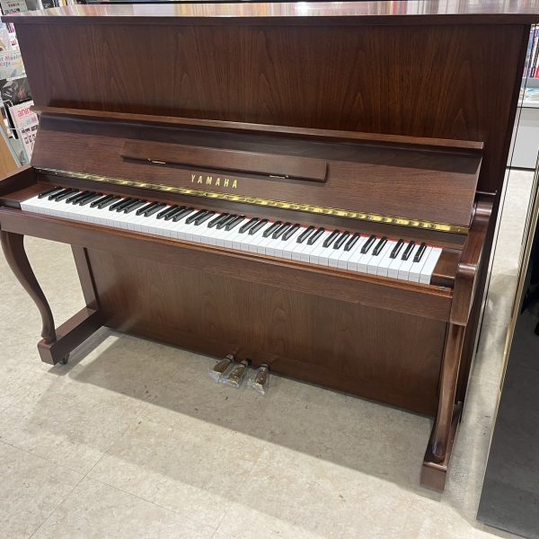 【中古】YAMAHA　MC1AWnC（￥528,000）<br />
ウォルナット艶消し仕上げに、猫脚のモデル。<br />
インテリアモデルでお求めやすい価格の中古が入荷しました。<br />
高さ×幅×奥行(cm):121×150×61<br />
重さ:208kg　製造年:1991年