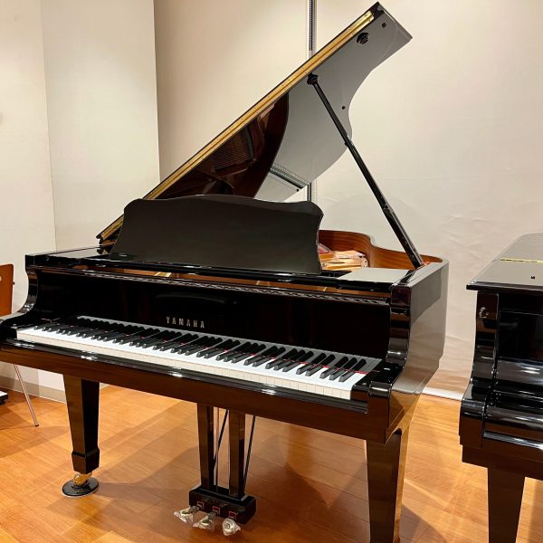 【中古】YAMAHA　C3L（￥2,068,000）<br />
高さ×幅×奥行(cm)：101×149✕186<br />
重量：320kg　製造年:2005年