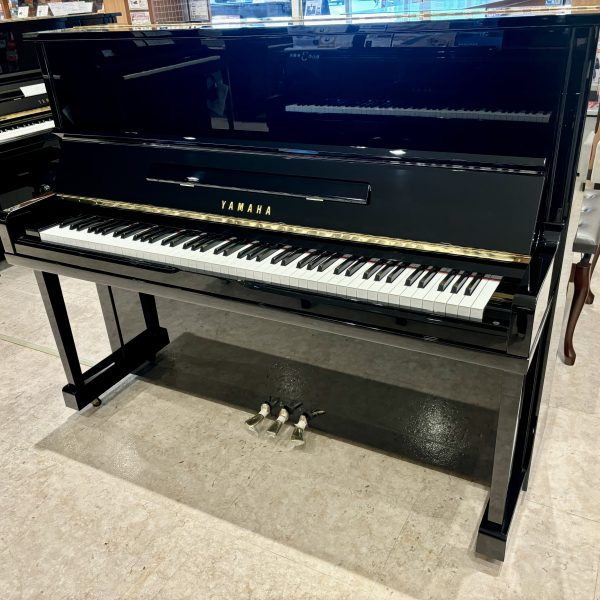 【中古】YAMAHA　U10A（￥495,000）<br />
爽やかなヤマハサウンドが楽しめるスタンダードピアノ。<br />
現行品YU11相当グレード<br />
高さ×幅×奥行(cm):121×150×61<br />
重さ:210kg　製造年:1993年