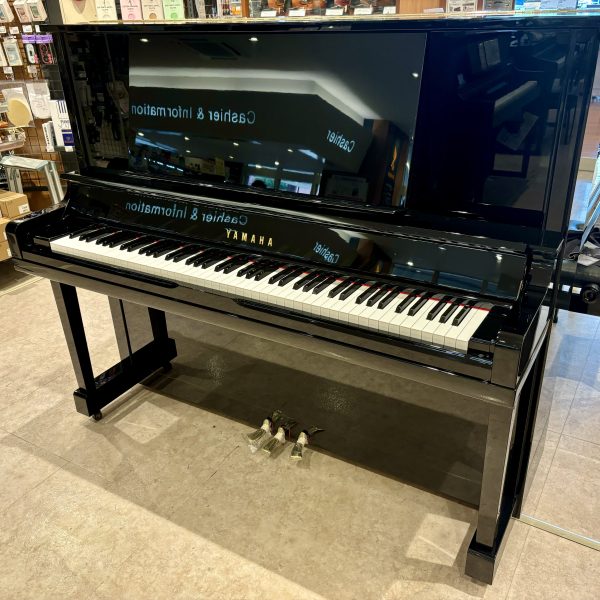 【中古】YAMAHA　UX30Bl（￥770,000）<br />
人気のX支柱モデルから3型タイプが入荷。<br />
背丈がしっかりありますので豊かな響きの中で音楽を紡いでいただけます。<br />
高さ×幅×奥行(cm):131×154×65<br />
重さ:242kg　製造年:1989年