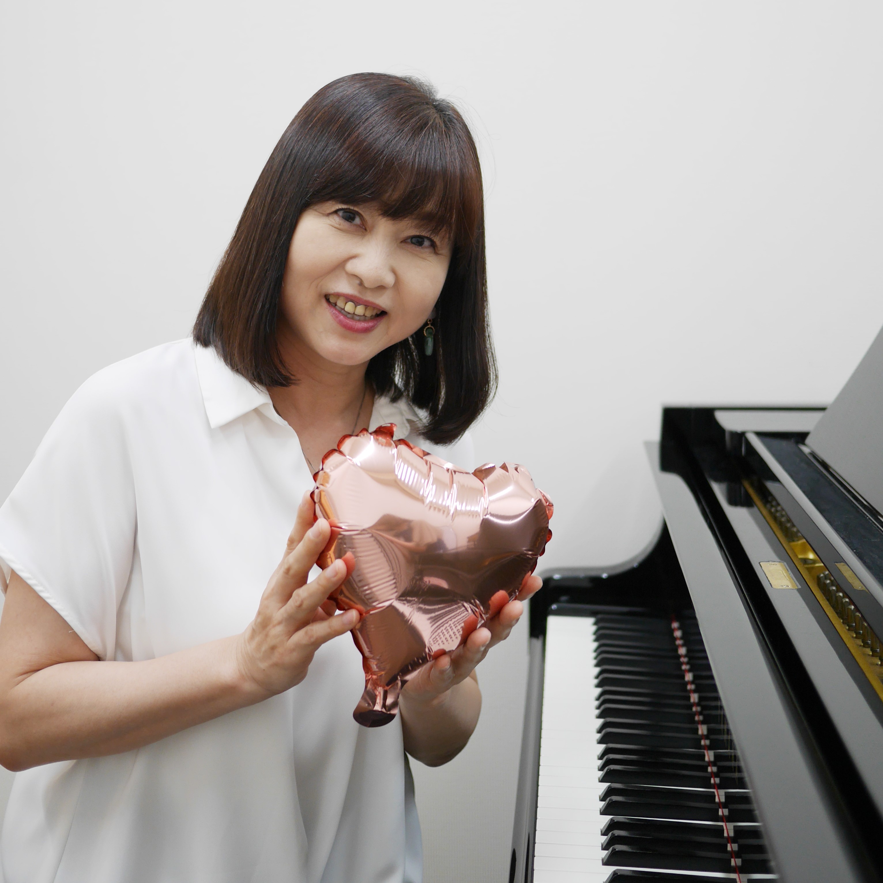 *井本　由里子(いもと　ゆりこ）]]担当曜日:水・土曜日 *プロフィール 作陽音楽大学音楽学部音楽学科ピアノ専攻卒業。]]ヤマハ音楽教室講師を経て、現在は個人レッスン、島村楽器講師。]]介護施設での音楽療法、幼稚園、保育園へボランティア演奏など、バタバタやってます♪]] *井本先生へのインタビュー  […]