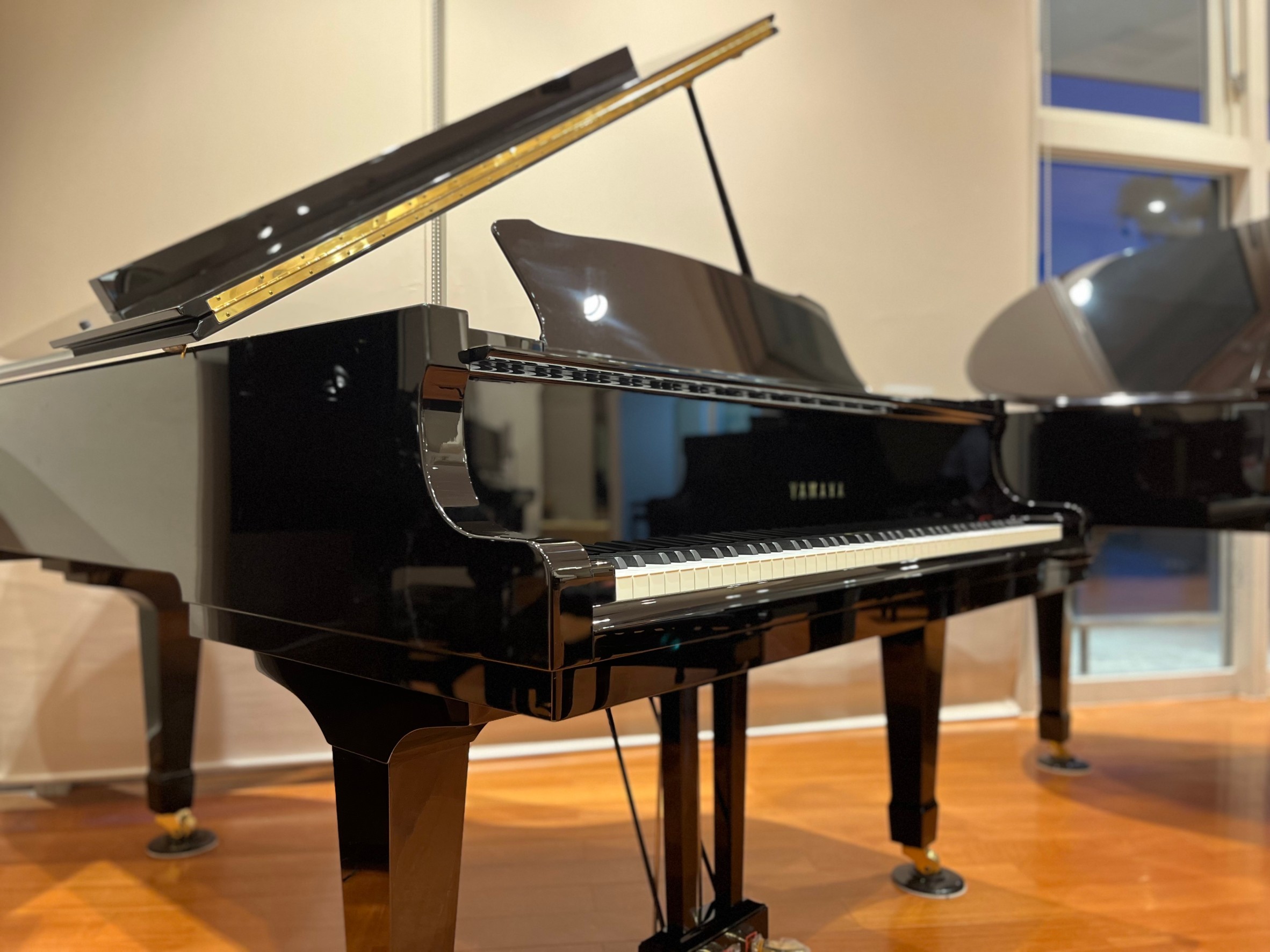 島村楽器エミフルMASAKI店では、人気のグランドピアノYAMAHA C3(2008年製)を展示しております。年式も新しく、長くご愛用いただける一台となっております。愛媛県でC3をお探しの方はぜひ当店へ。セミナールームにてゆっくりとお試しくださいませ。 YAMAHA　C3　2008年製 ￥1,925 […]