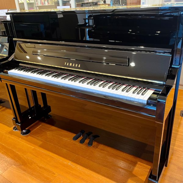 【新品】YAMAHA　YU11（￥880,000）<br />
長い歴史と根強い人気を誇るUシリーズの高さ121cmモデル。<br />
高さ×幅×奥行(cm):121×153×61<br />
重さ:228kg<br />
※こちらの商品のご購入につきましては、（株）ヤマハミュージックジャパンとのご契約になります。当店の店頭でご契約お手続きが可能です。