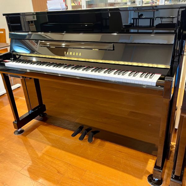 【新品】YAMAHA　b113TC3（￥935,000）<br />
ベーシックなbシリーズにトランスアコースティックを取り付けました。<br />
高さ×幅×奥行(cm):113×149×53<br />
重さ:194kg<br />
※こちらの商品のご購入につきましては、（株）ヤマハミュージックジャパンとのご契約になります。当店の店頭でご契約お手続きが可能です。