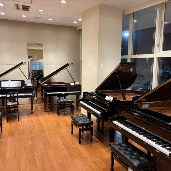 グランドピアノは常時3台以上