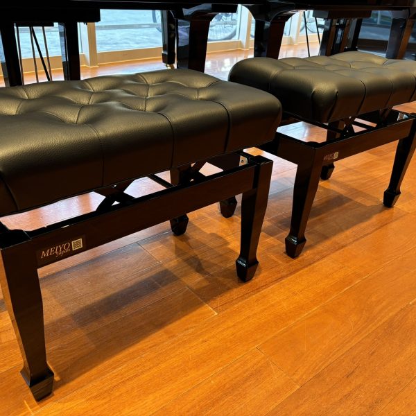 ■ピアノ椅子<br />
座面と高さを選べる名陽木工製