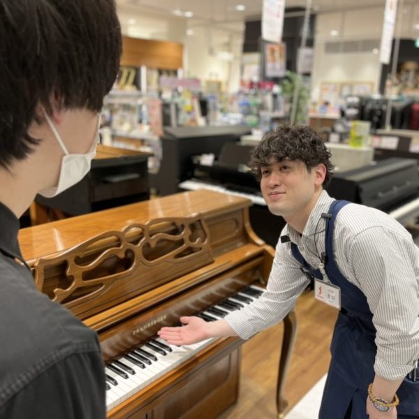 ピアノ担当、ピアノアドバイザー：吉野(よしの)