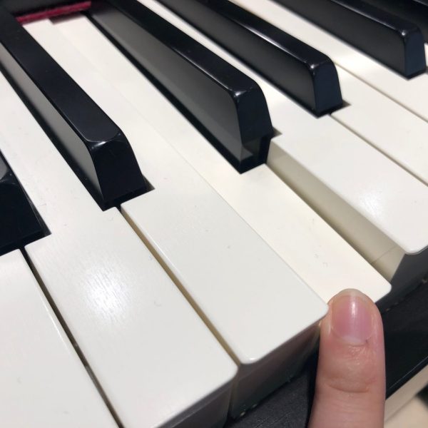 電子ピアノの樹脂鍵盤