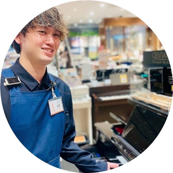 【副店長兼ピアノアドバイザー】<br />
吉野（よしの）<br />
-----<br />
2018年に入社し、前店舗の堺北花田店ではピアノ担当を務めておりました。<br />
2022年に社内認定のアドバイザー資格も取得。<br />
現在、弊社ピアノサロンにてレッスンにも挑戦中です！<br />
お客様のピアノライフがより一層楽しいものとなります様、お手伝いできれば幸いです。