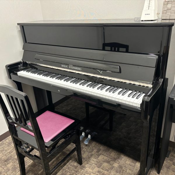 レッスンルーム内アップライトピアノ<br />
(スタインベルク：AT-18DC)