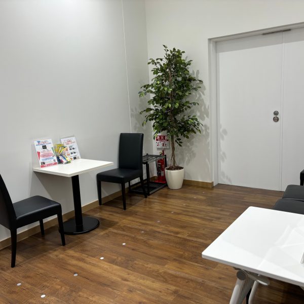 《音楽教室待合スペース》<br />
レッスン前もゆっくりお待ちいただけます。