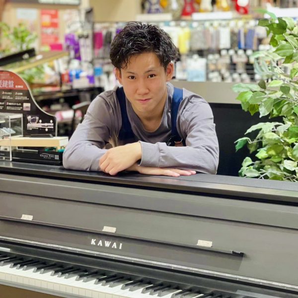 【店長・ピアノアドバイザー】<br />
竹安（たけやす）<br />
-----<br />
自称：日本一の元気を誇るスタッフです（笑）恐らく想像の5倍くらいはおしゃべりです!!学生時代はスポーツに打ち込んでいたこともあり、店頭では常に動きまくっている習性がありますので、発見したらお声がけください！