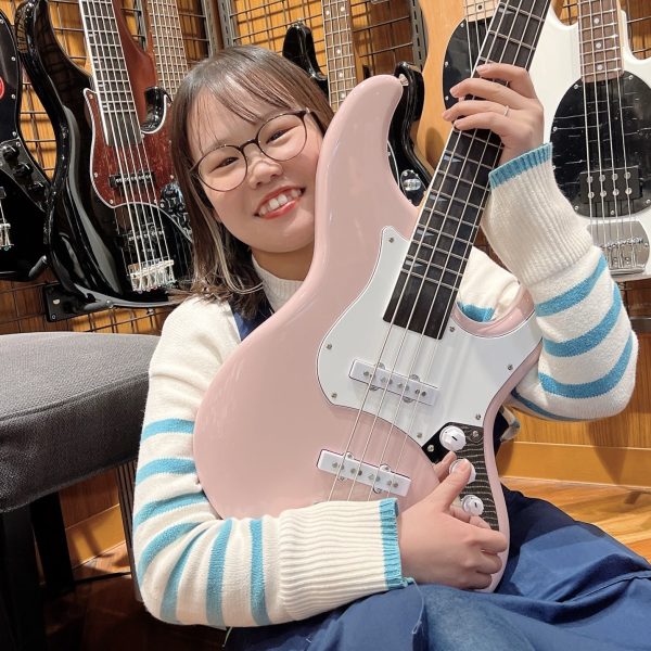 横田（よこた）<br />
得意楽器：ベース