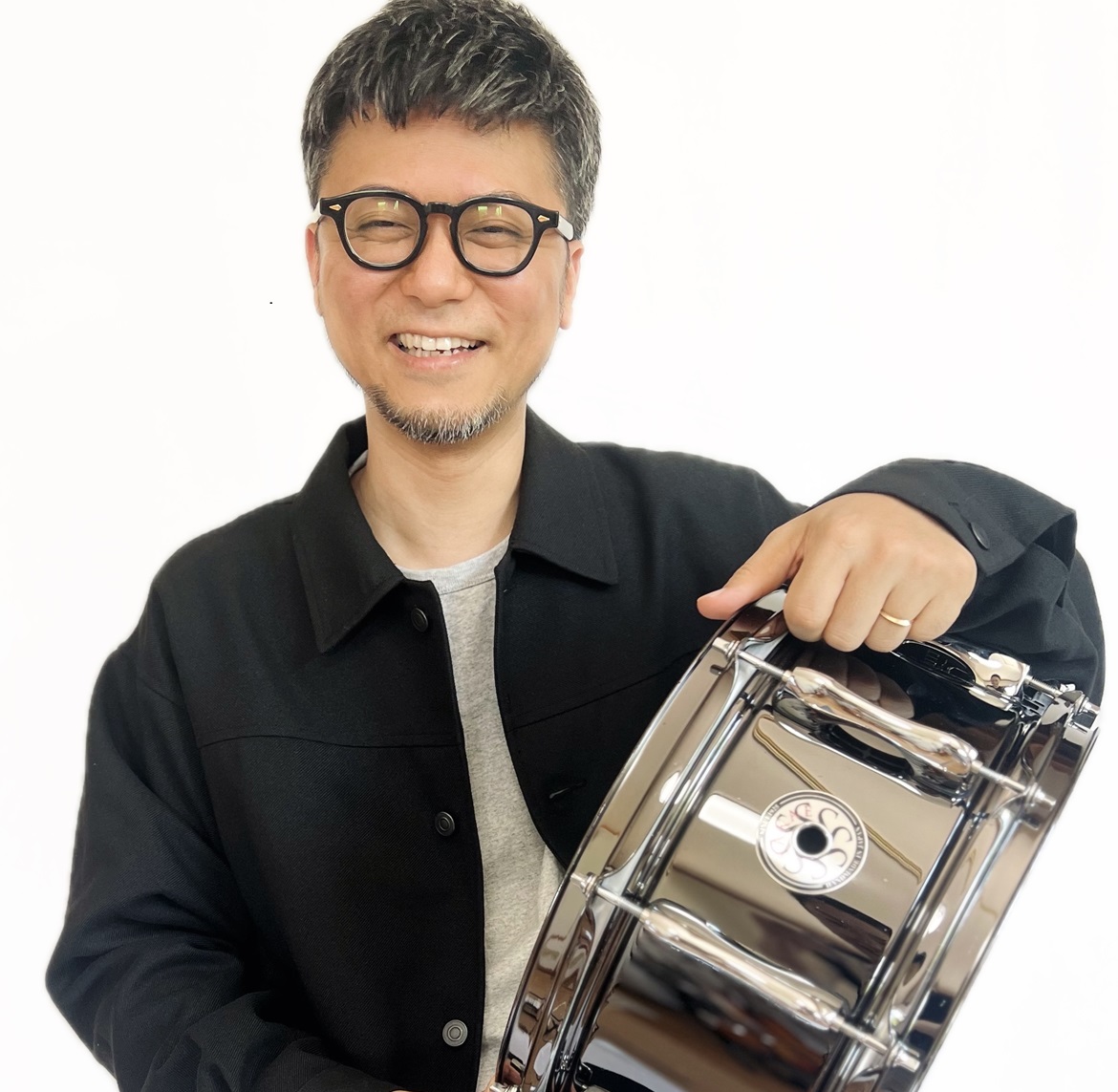 CONTENTSドラム講師　伊藤 繁伊藤先生ってこんな人♪ぜひ伊藤先生に会いに来てください！体験レッスン受付中♪ドラム講師　伊藤 繁 ドラム教室について詳しくはコチラ 伊藤先生ってこんな人♪ Q1：ドラムを始めたきっかけは？ 中学生の頃に友達とバンドを組む事になりその時にドラムを選びました。 Q2： [&hellip;]