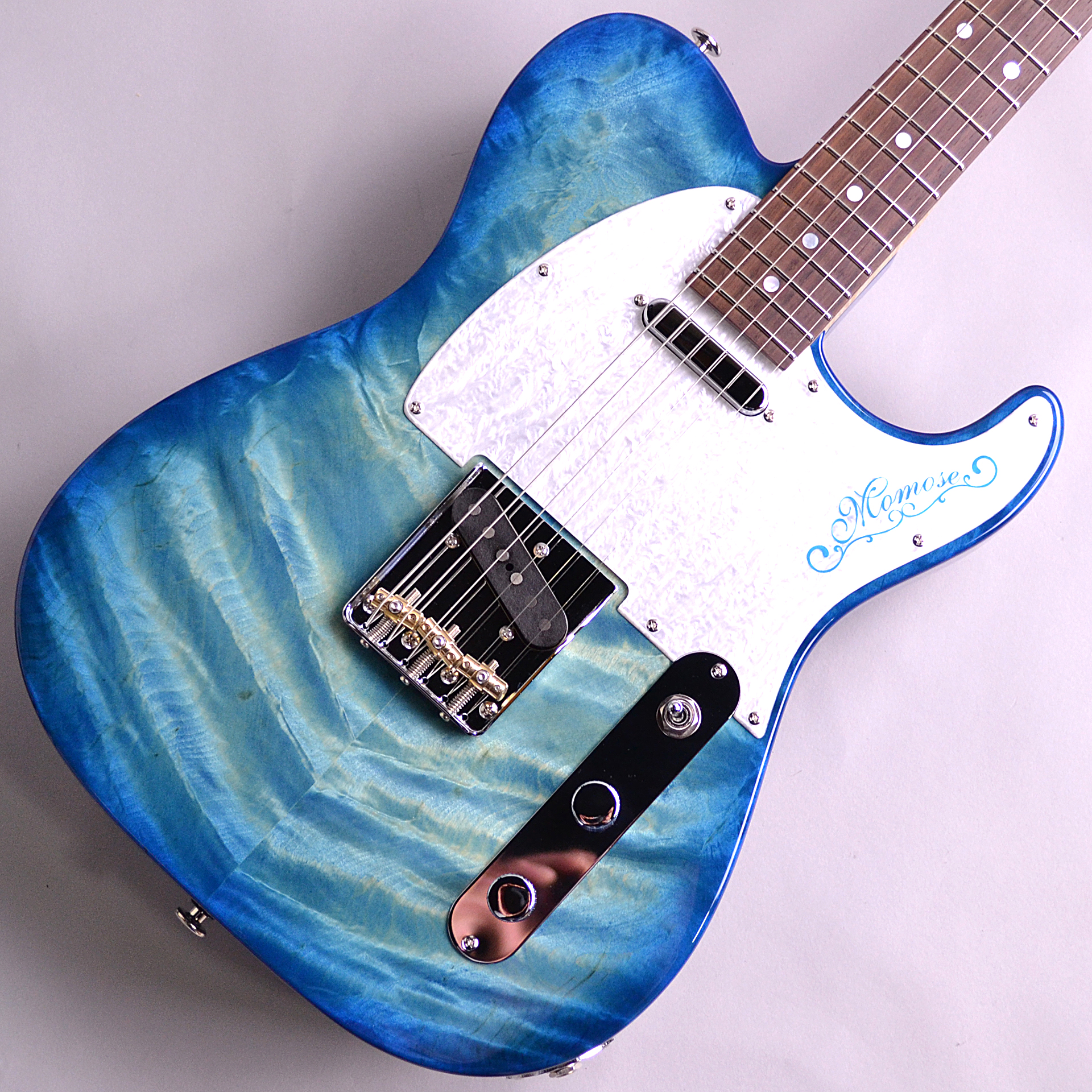 *Deviser One Day Guitar Showで買い付けた1本モノ 2021年 One Day Guitar Showのテーマである”青” 近年、人気が高いカラーリングですが非常に難しいカラーであり木肌の色に大きく影響を受けます。 その木材が持っている特徴を最大限に活かす飛鳥工場の塗装職人 […]