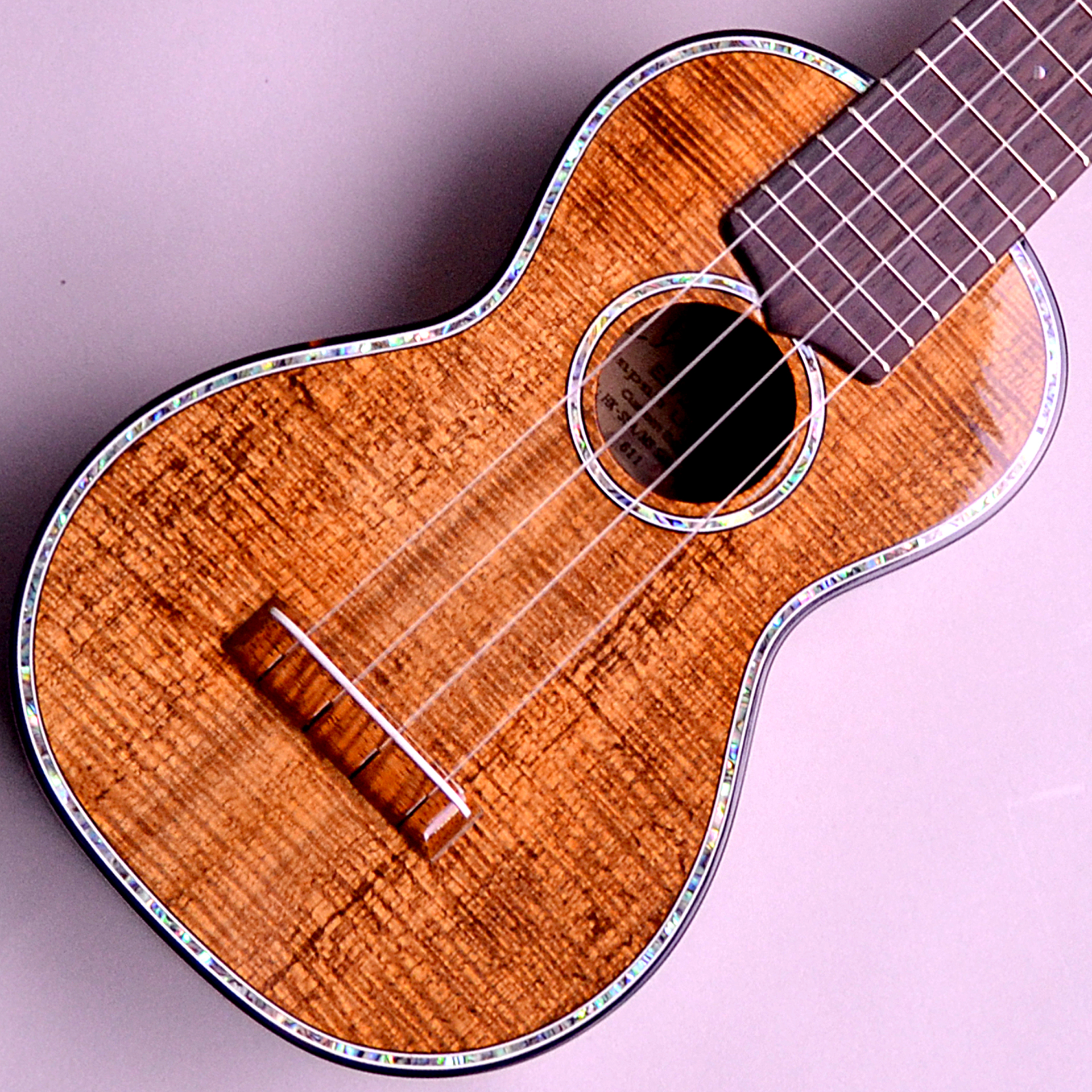 こんにちは。松本店ウクレレ担当の沖田です。 2021年9月にオーダーさせて頂いていたtkitki ukulele 当店オーダーのエリア限定モデルが完成しました！ 今回のウクレレの木材は全て担当(沖田)が直接工房を訪れて選定をさせて頂きました。 選定日の様子、工房見学等の動画も撮影しましたのでご覧くだ […]