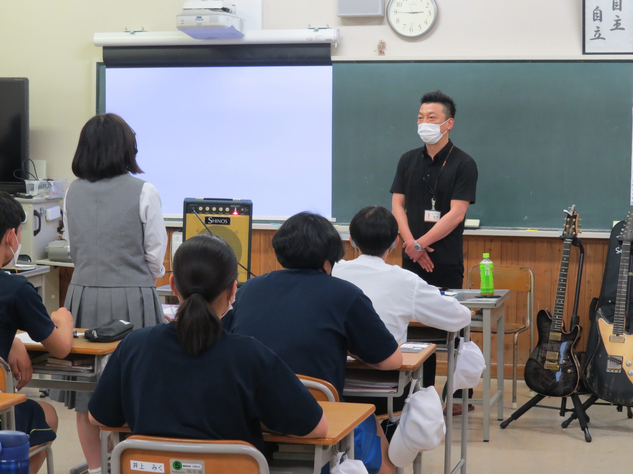 *デザインは松本市立鎌田中学校の生徒様です！ こんにちは！ギター担当太田です。はじめて連絡をいただいたのは2021年の7月初旬・・・文部科学省が推し進める「総合的学習の時間」に松本市立鎌田中学校の3年2組は「信州ギターについて学びたい！」ということで7月にギター担当太田は教壇に立ってきました！その際 […]