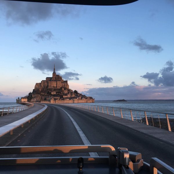 フランス・パリから電車で2時間更にバスで1時間ほどの所にあるモン・サン・ミッシェル。朝焼けの写真です。夜は潮が満ちて島から抜けなくなります。
