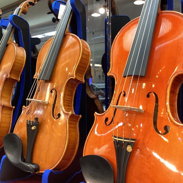 海外より買い付けてきたバイオリン・弓を多数展示