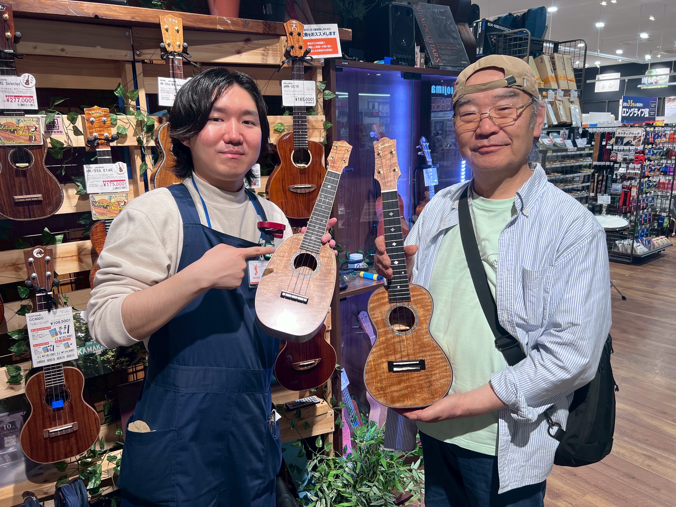 こんにちは。島村楽器イオンモール松本店 ウクレレ担当 沖田です。 先日開催された東京ハンドクラフトギターフェス2025(THGF2025)の出展品が入荷しましたのでご紹介させていただきます。 長野県上田市、鷲見栄一氏によって製作。鷲見工房のハワイアンマンゴー1Pを贅沢に使用したソプラノロングネック。 […]