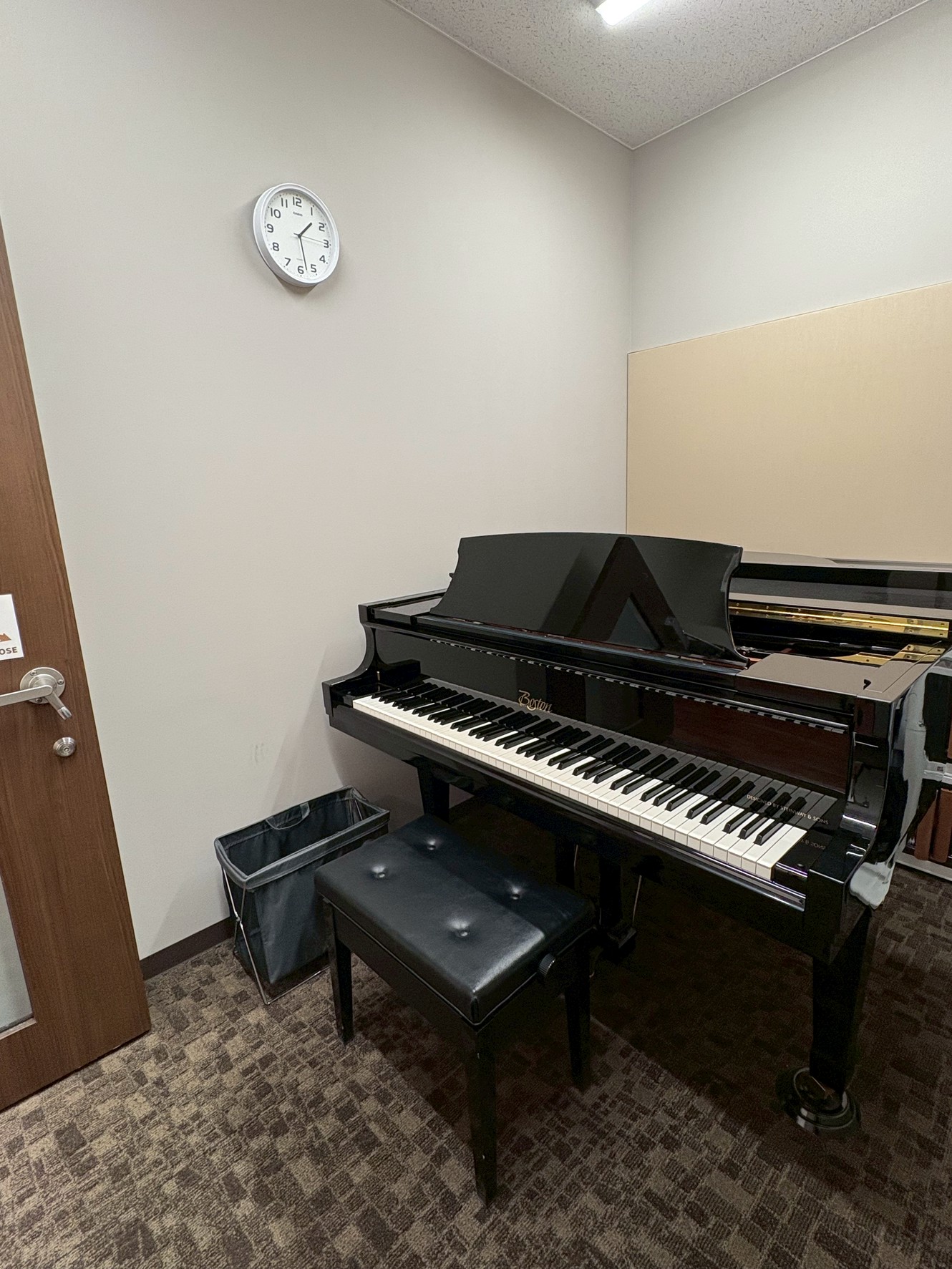 CONTENTSご自宅では大きな音が出せない方も、当店のレンタルルームで思いっきり練習しませんか？レンタルルームのご予約方法レンタル料金よくあるご質問各種お部屋のご案内練習室（レンタルルーム）ご予約・お問合せ・アクセスご自宅では大きな音が出せない方も、当店のレンタルルームで思いっきり練習しませんか？ [&hellip;]