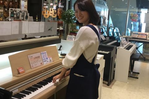 スタッフ写真 音楽教室・弦楽器 崎村