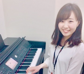 スタッフ写真 ピアノインストラクター 汐見