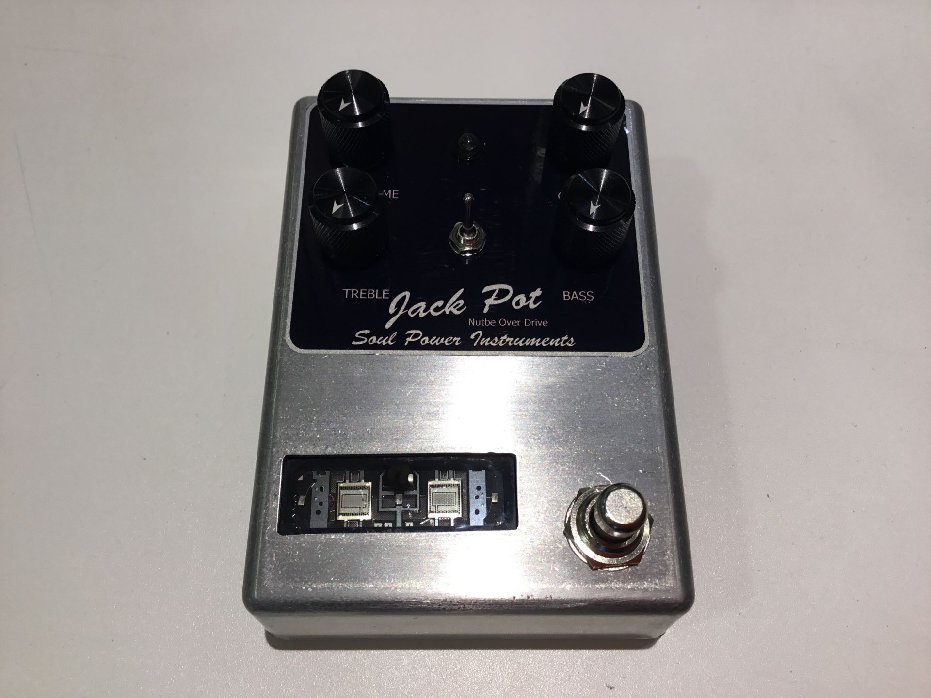 *【真空管使用の抜群の反応性】 【Soul Power Instruments】の新製品【JACK POT】が当店にも入荷しました！ 当店でも実際にお試しいただけます！！ いわゆるTS系と言われる回路にNutubeをマッチさせ、歪みをNutubeで作ることにより今までにないほどハイレスポンスなエフェ […]