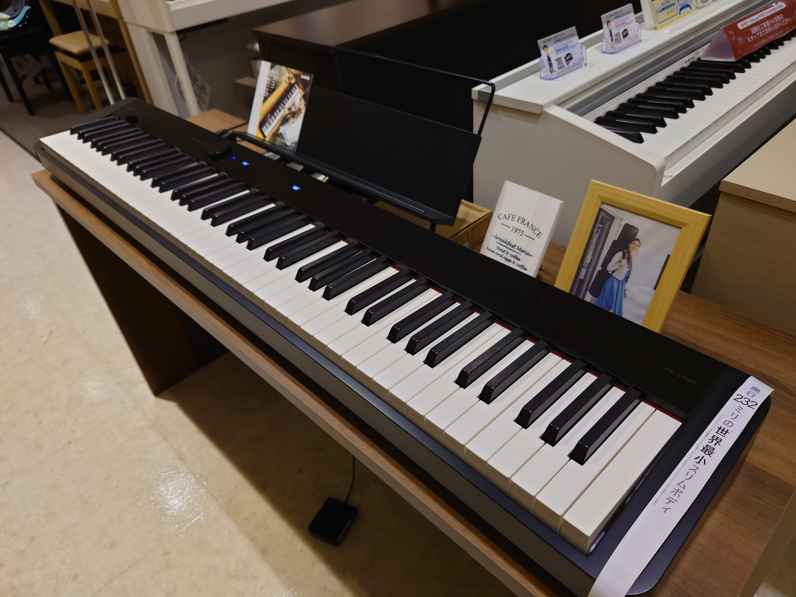 *CASIO「PX-S1100」 |*メーカー|CASIO| |*型名|PX-S1100| |*販売価格(税込)|[!￥62,700!]| |*カラー|BK,WH,RD| |*付属品|ワイヤレスMIDI & AUDIOアダプター（WU-BT10）]]ACアダプター（AD-A12150LW)]]ペダル […]