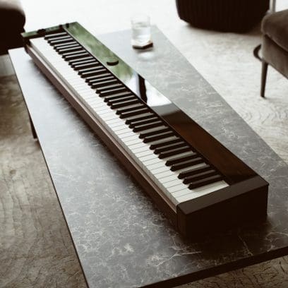 洗練されたデザインと革新的な機能でより幅広い音楽表現を実現！！ Privia PX-S6000は、直感的な音のコントロールを可能にし、演奏を思いのまま楽しめる一台です。カシオの革新的な音響技術が豊かな音の響きとグランドピアノのような本格的な鍵盤タッチを実現。またデザインは光沢のあるブラックにウォルナ […]