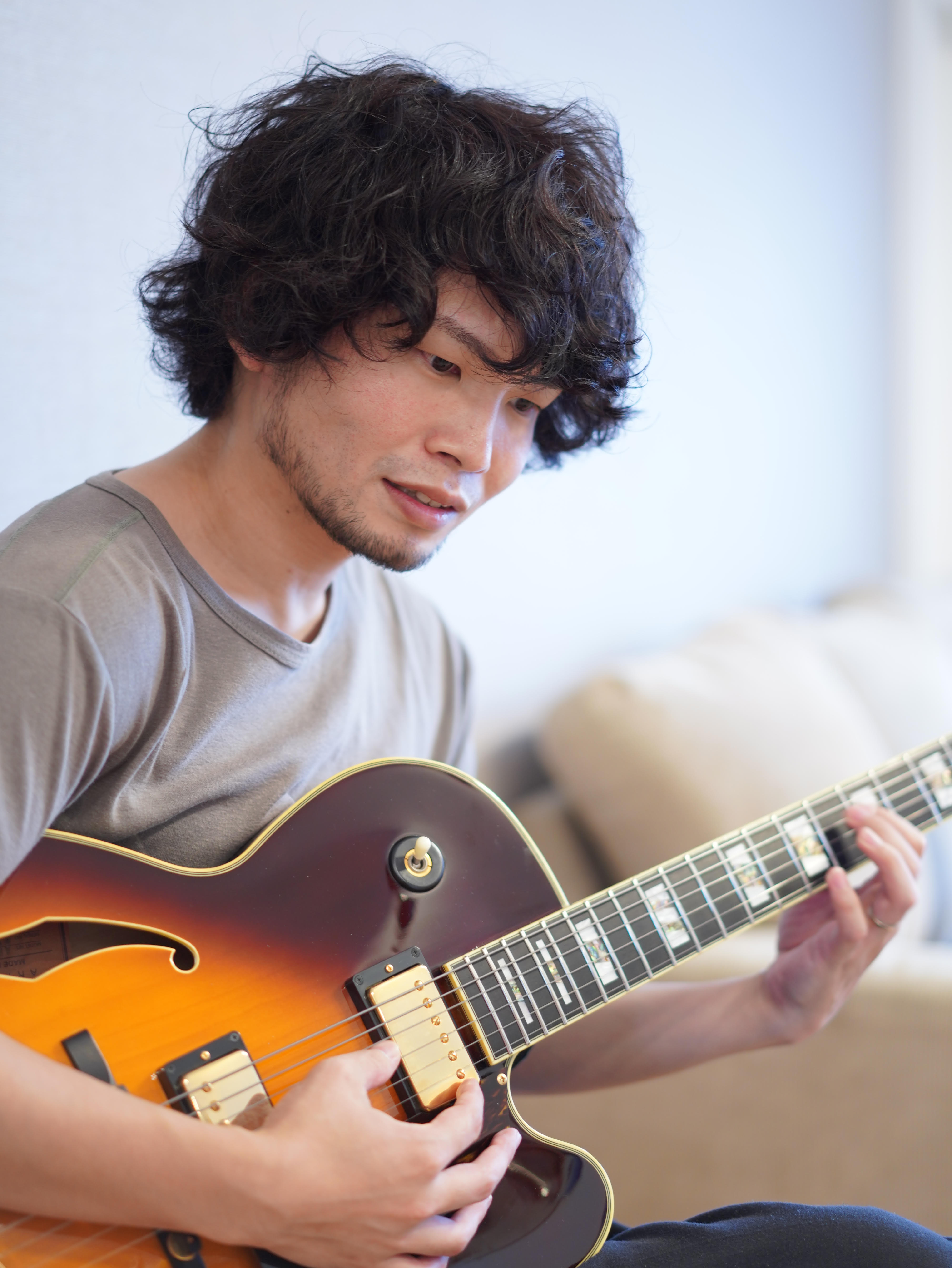 講師プロフィール 横浜生まれ、東京育ち。13歳でギターを始める。大学在学中はプロギタリストに師事しジャズを学ぶ傍ら、シンガーのサポートワーク等を行う。大学卒業後は自身の参加するバンドでのライブ、制作活動を都内を中心に行う。現在はバンド活動に加えてソロアーティストとしても楽曲リリースを行いながら、ギタ […]
