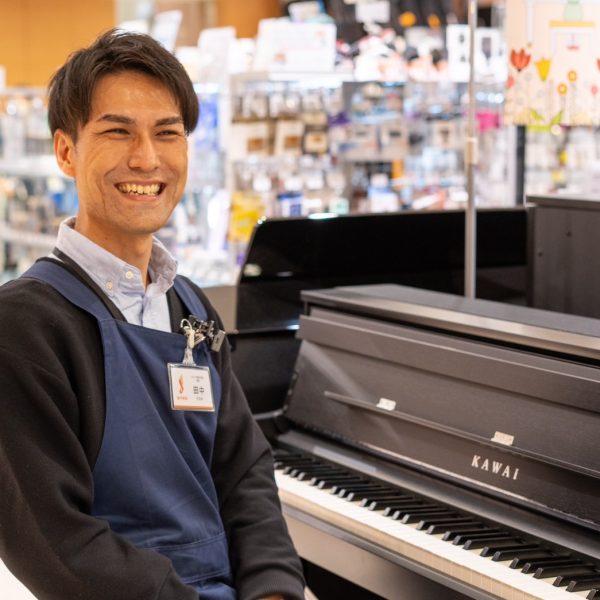 田中（たなか）<br />
店長　ピアノアドバイザー<br />
はじめてのピアノをお考えの方、大歓迎です！お子様のレッスン目的や、趣味としてピアノを始めたい方、ギターやドラムの経験があり、ピアノにも興味がある方などお気軽にご相談下さい。鍵盤の構造の違い、音質の違い、機能の違い、価格の違い、メーカーによる違い等、20年以上たくさんのお客さまにピアノを納品させていただいてきた経験を活かし、お客様のご希望に合わせてご提案させていただきます。大阪出身、ロックも大好きな店長です！