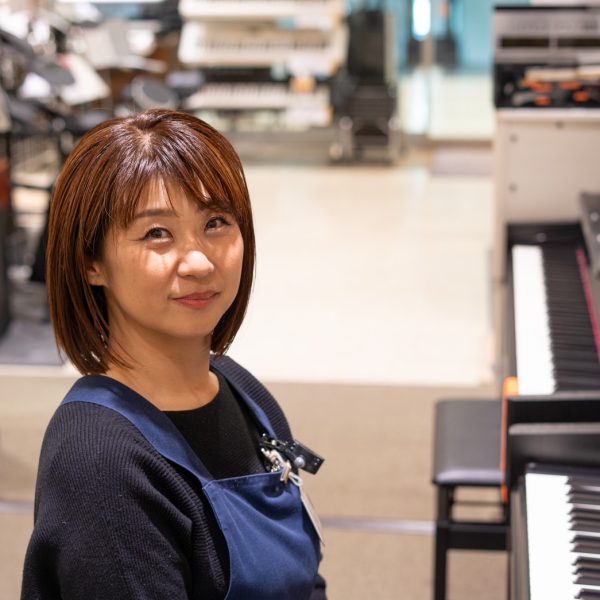 大東（だいとう）<br />
ピアノ上級アドバイザー<br />
お子様のレッスンにお使いになるピアノのご相談は私にお任せ下さい。<br />
音大出身でピアノを教えていた経験もあります。大学生、高校生、小学生の三児の母。末っ子は当店のピアノスクールに通いだしてもう5年！子育てのお悩みもお話ししましょう♪アコースティックピアノをお探しのお客様のご相談ももちろん承ります。