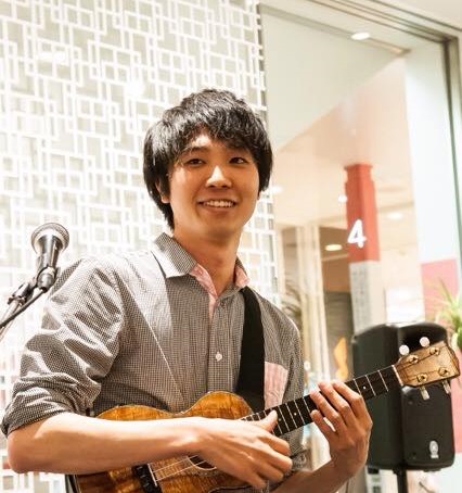 みなさん、こんにちは！島村楽器フレンテ南大沢店、ウクレレ担当の浅川です！ 3月も中旬となり、暖かな春の陽気が感じられる季節になりました♪ウクレレにはやっぱり春～夏にかけての暖かな陽気が似合いますね♪ さて、このたび南大沢店でウクレレの素敵な企画いたしました！5月5日のこどもの日、小竹遼 氏による「ウ […]